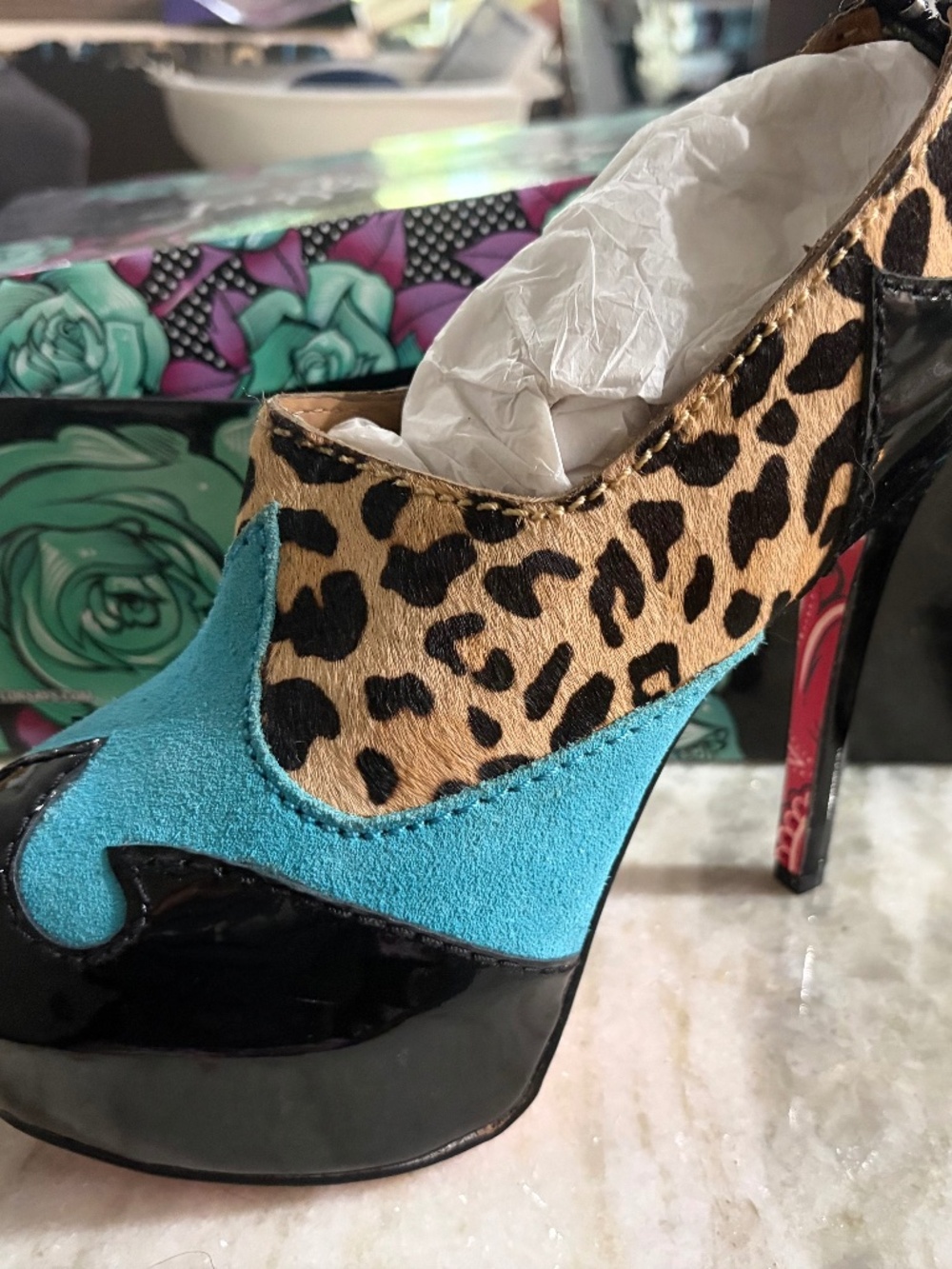 Taylor Says “howdy” heels